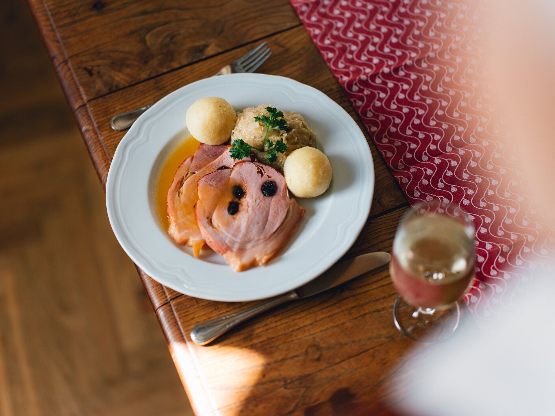 Ein köstliches Mostbratl, perfekt zubereitet und liebevoll angerichtet, lädt zu einem genussvollen Moment ein. Die rustikale Atmosphäre des Wirtshauses verspricht eine unvergessliche kulinarische Erfahrung inmitten der malerischen Landschaft des Mostviertels.