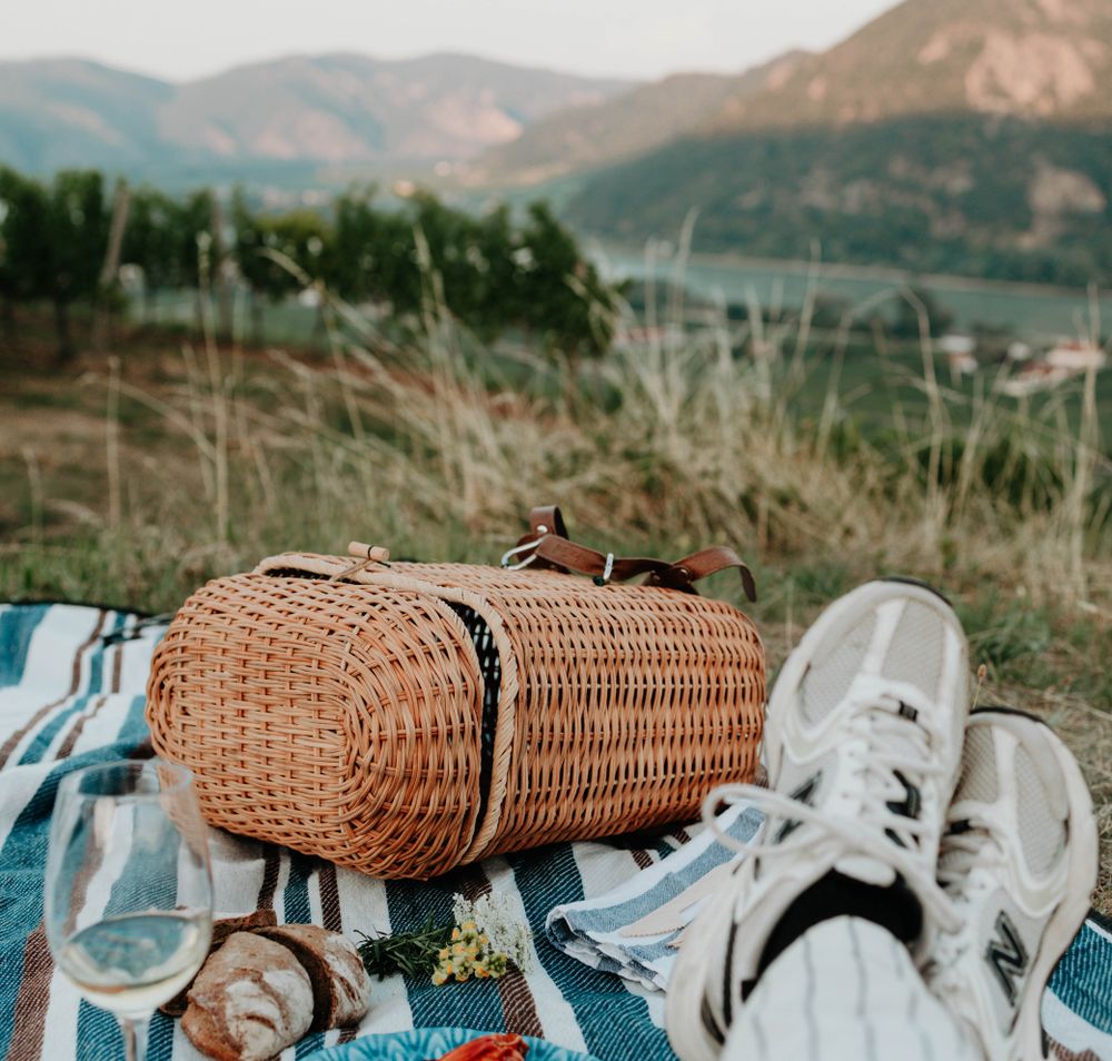 Gruppe von Menschen in traditioneller Kleidung und Kochuniformen vor einem alten Gebäude.