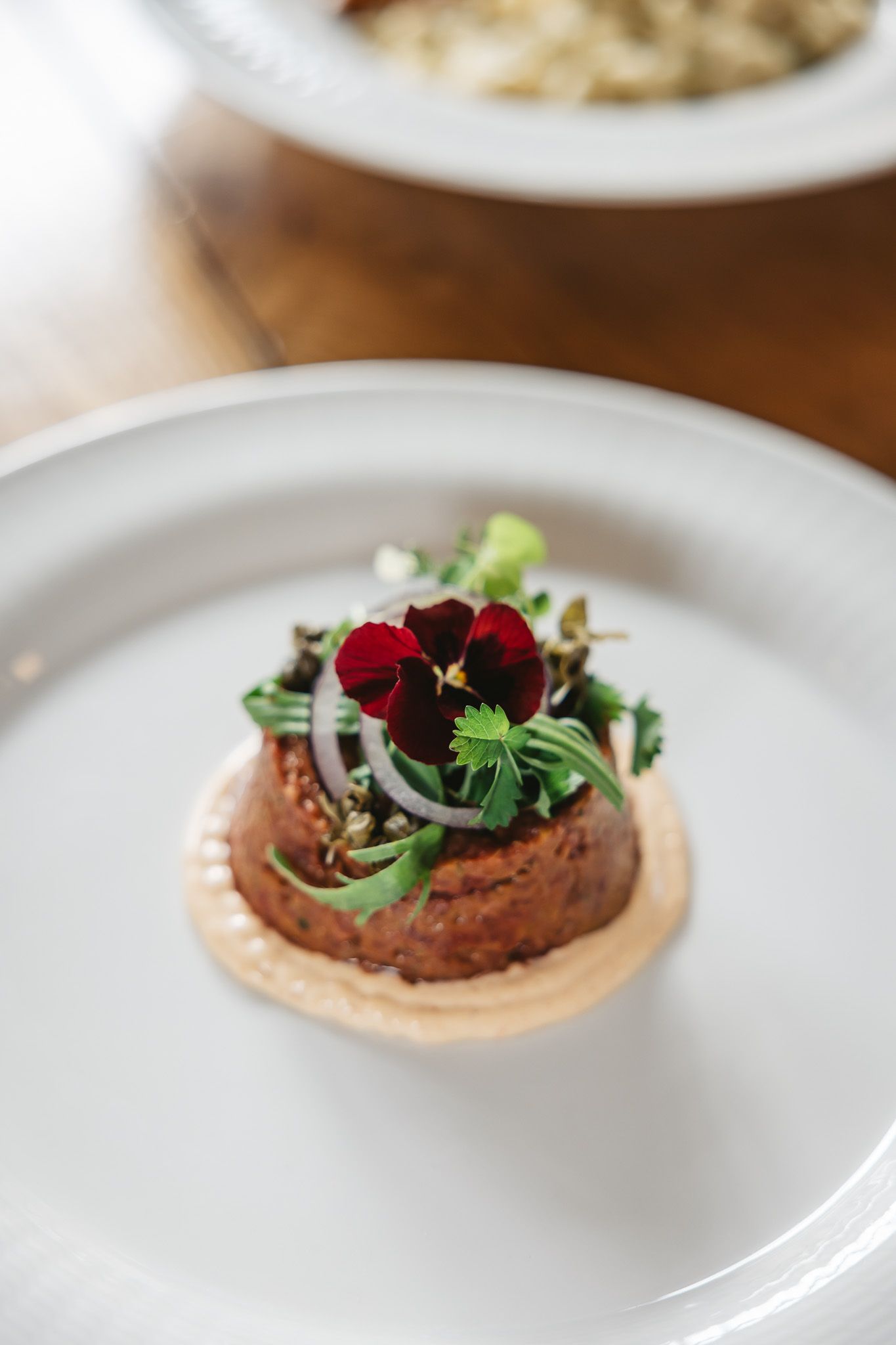 Liebevoll dekorierte Speise im Restaurant Kräutergarten