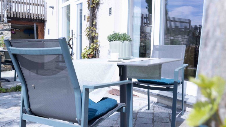 Tisch und St&uuml;hle auf eigener Terrasse