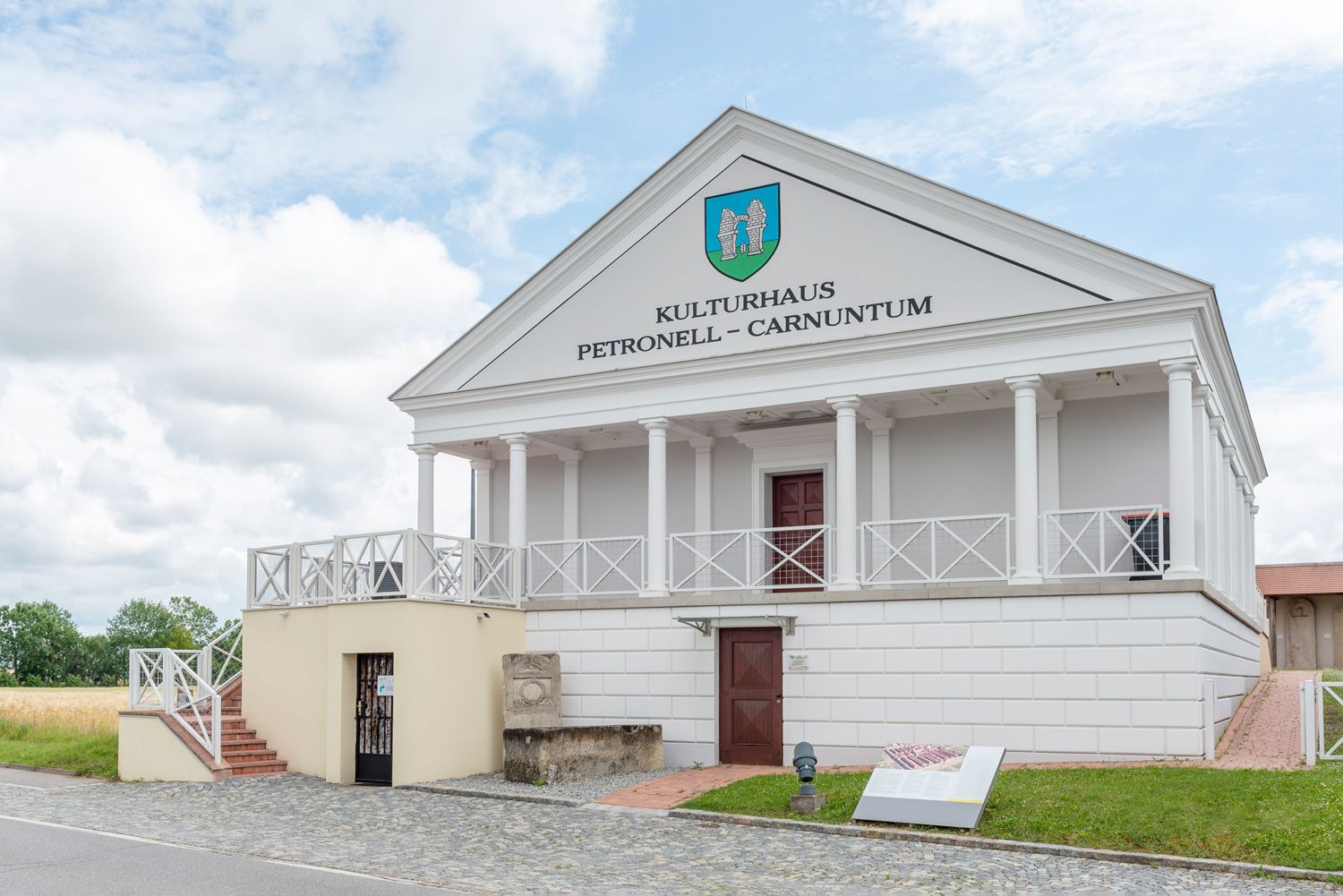 Kulturhaus Petronell-Carnuntum mit klassischer Fassade und Säulen.