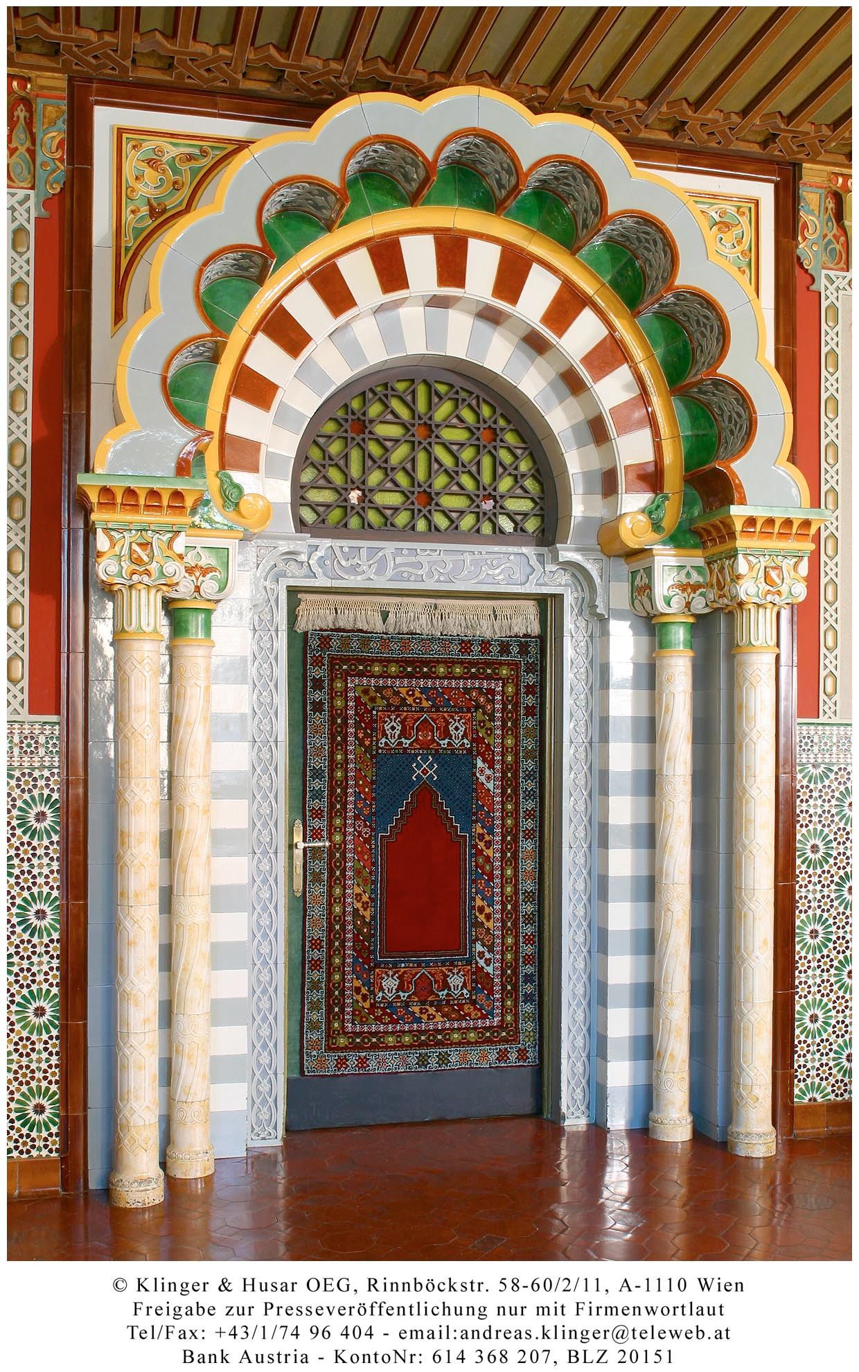 Dekorative Tür mit orientalischen Mustern und Säulen.