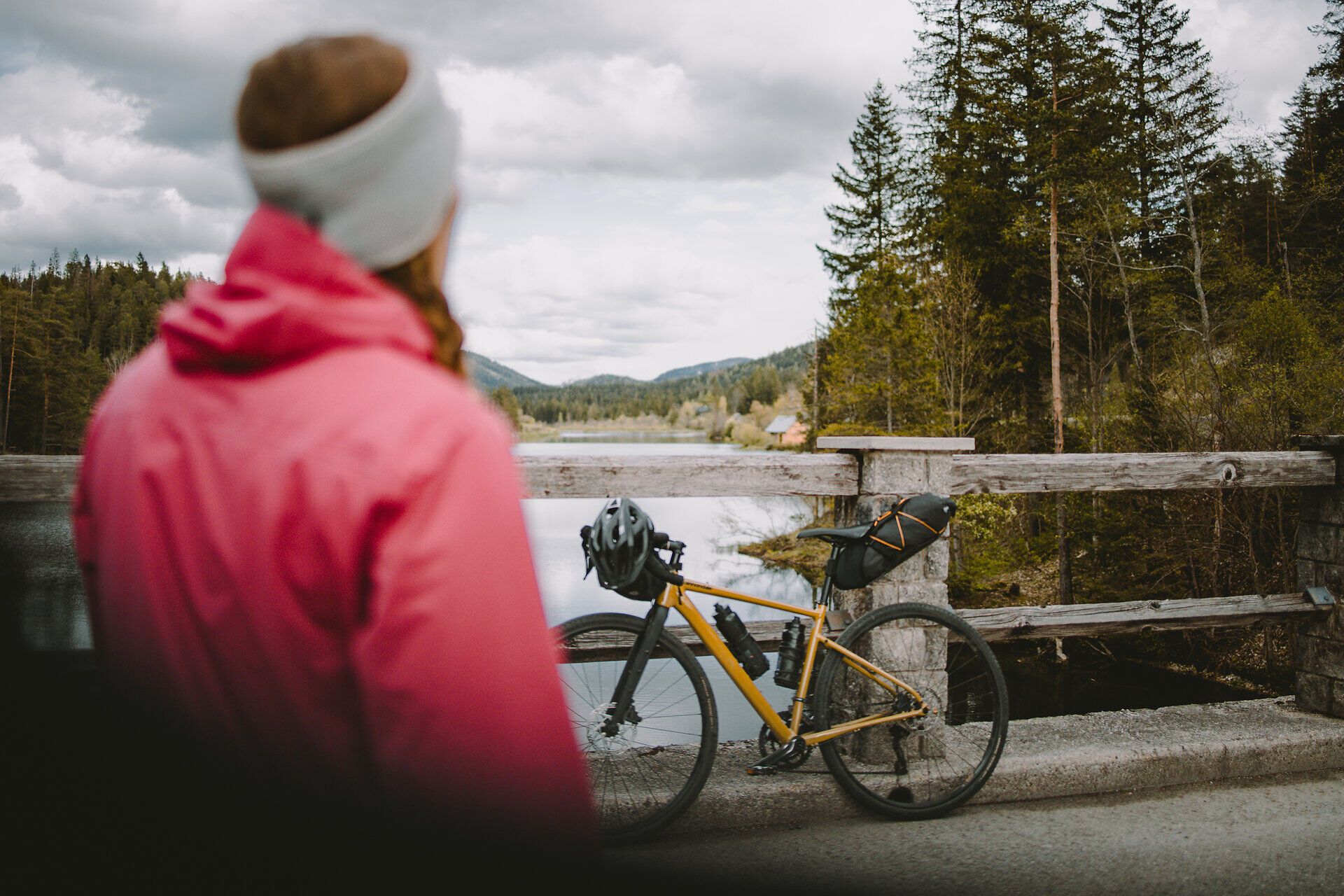 Ein Radfahrer genießt die frische Luft und die atemberaubende Aussicht am Hubertussee. Umgeben von dichten Wäldern und sanften Hügeln, lädt die idyllische Landschaft zu einer entspannenden Pause ein. Die ruhige Wasseroberfläche spiegelt die Wolken und die Natur wider, während die sanften Geräusche der Umgebung eine friedliche Atmosphäre schaffen.