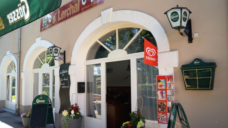 Außenansicht eines Restaurants mit Gösser-Schildern und Eskimo-Eiswerbung.