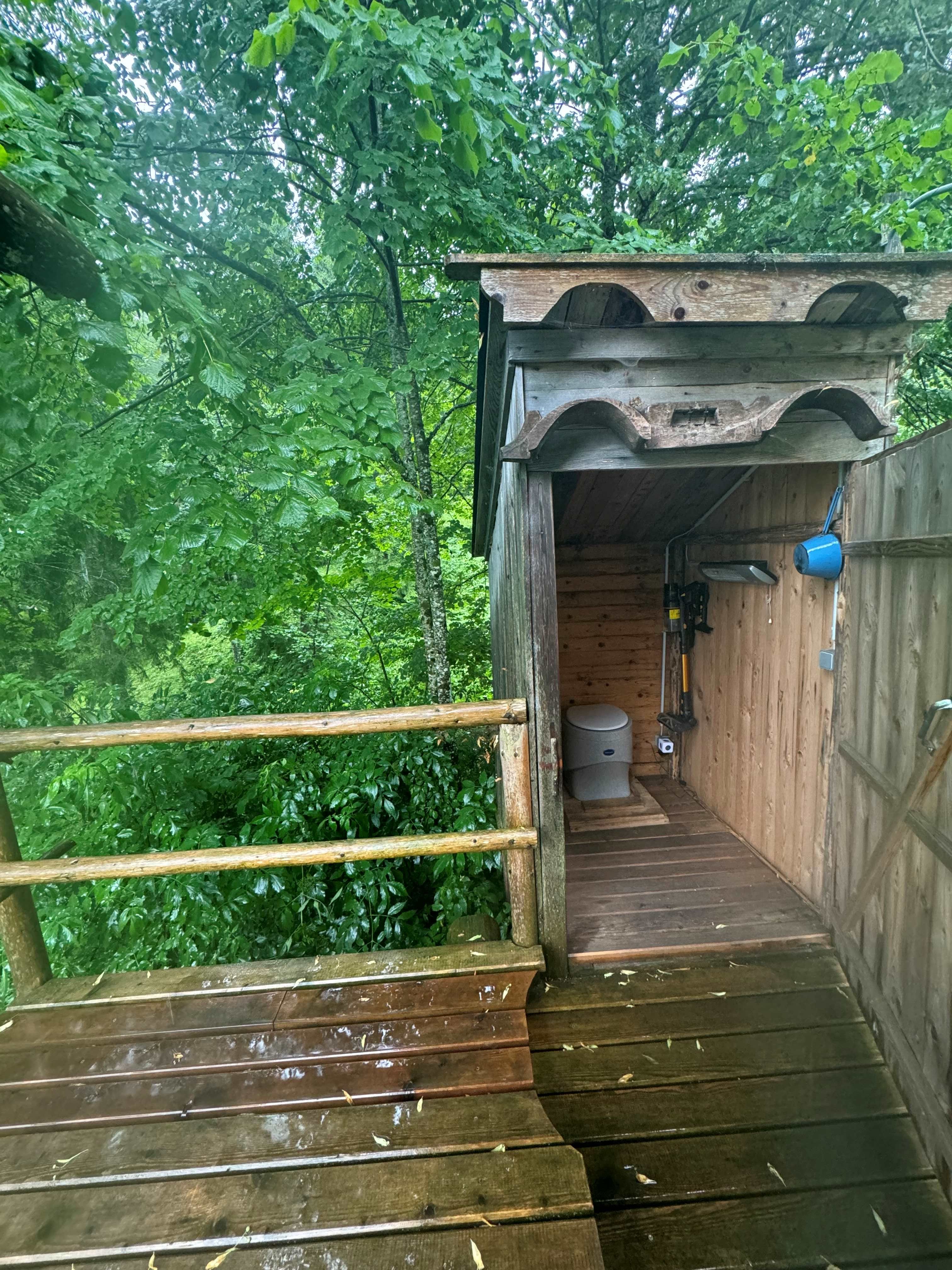 Trockentrenntoilette bei der Holzknechthütte