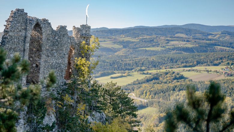 Ruine Türkensturz von der Seite fotografiert mit Blick auf hügelige Landschaft und Wälder.