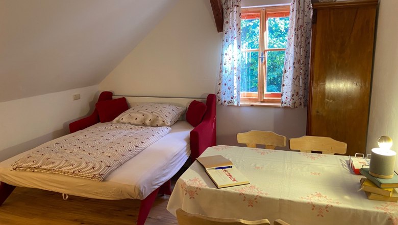 2. Schlafzimmer mit Ausziehbett, © Wiener Alpen