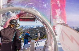 Skifahrer am Start einer Piste im Schigebiet M&ouml;nichkirchen-Mariensee.