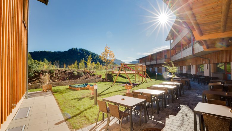 Terrasse mit wunderbarem Weitblick und Kinderspielplatz, &copy; Mostviertel Tourismus/Fred Lindmoser