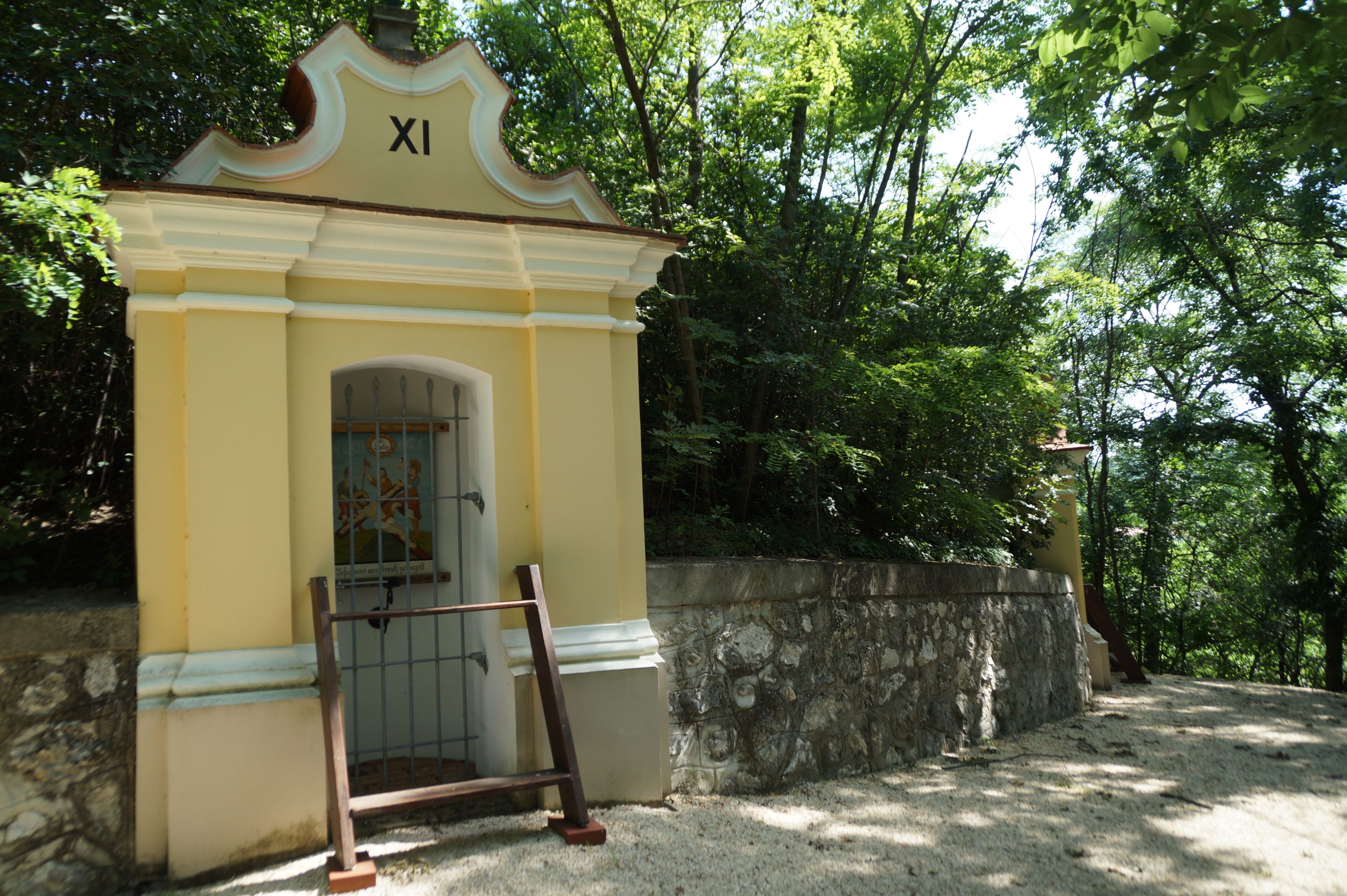 Kalvarienberg Station XI in Staatz, umgeben von Bäumen.