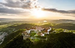 Hoch oben auf dem Hügel thront das Benediktinerstift Göttweig majestätisch über dem Donautal. Die sanften Hügel und die glitzernde Donau im Sonnenlicht schaffen eine malerische Kulisse, die zum Verweilen und Entdecken einlädt.