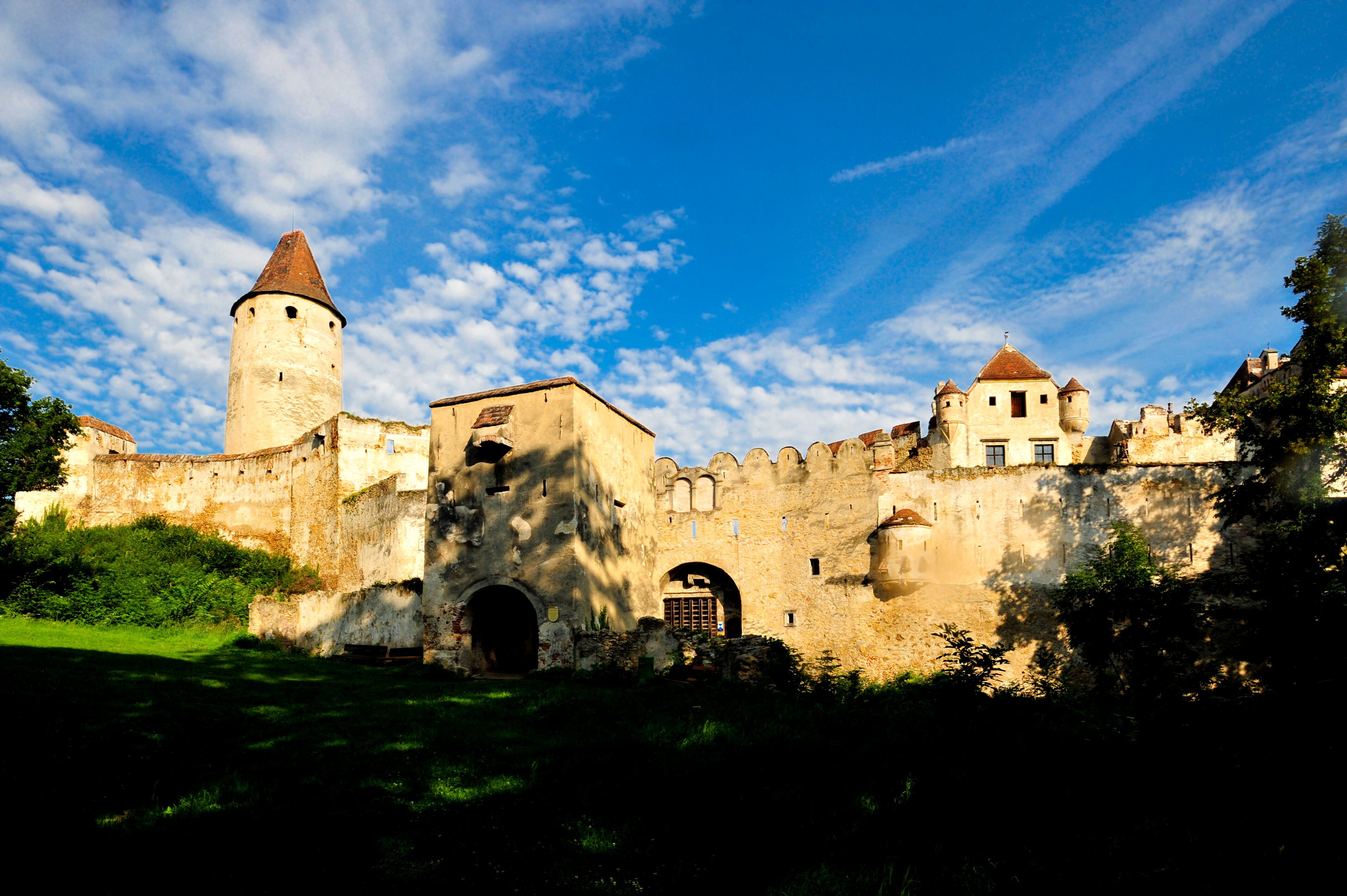 Burg Seebenstein mit blauem Himmel und Wolken im Hintergrund.
