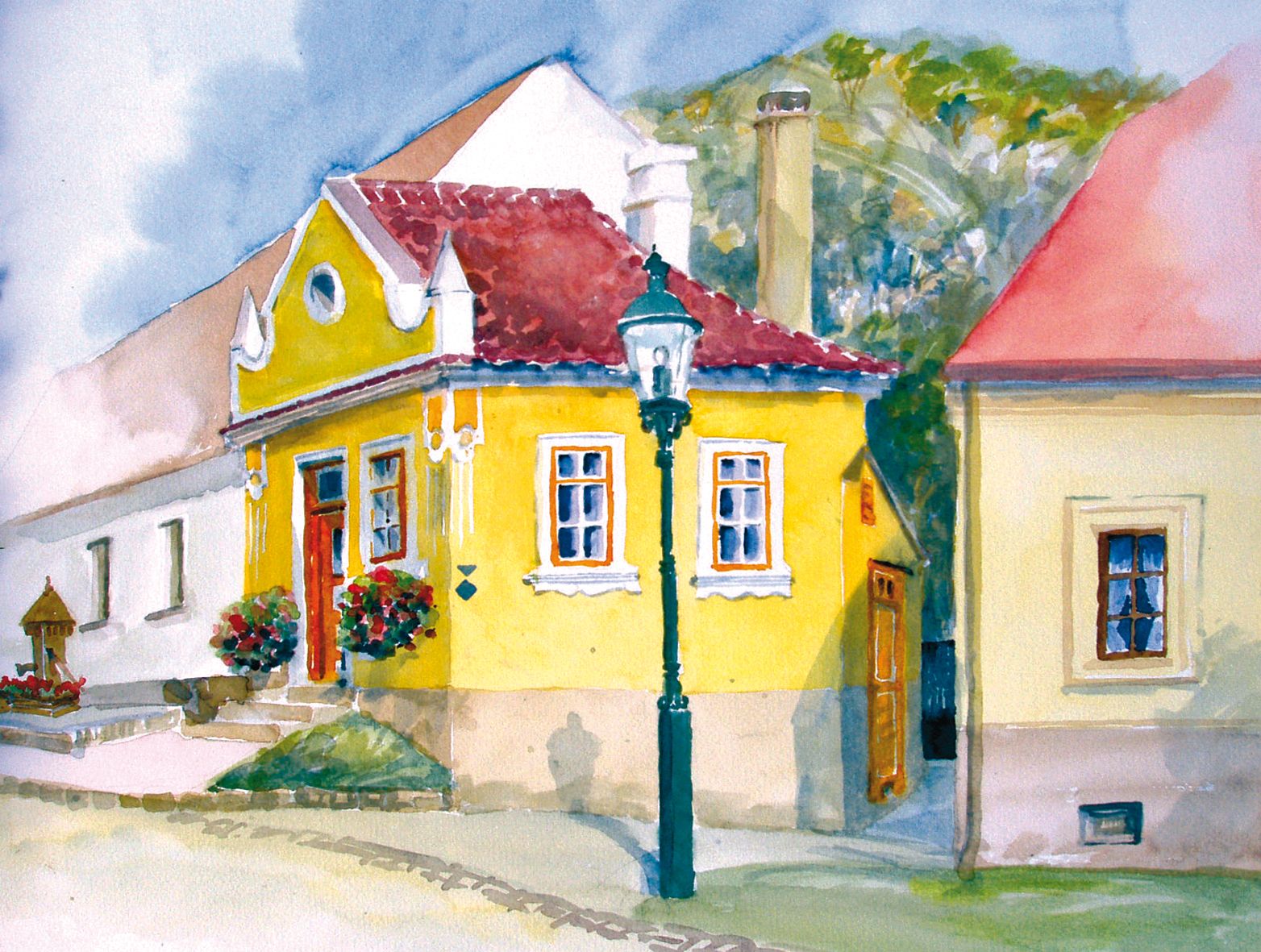 Aquarell eines gelben Hauses mit roten Dachziegeln und Blumen vor den Fenstern.