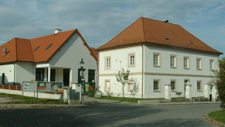Pfarrhof Walpersbach mit zwei Gebäuden und rotem Dach.
