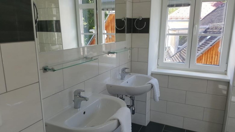 Badezimmer mit Waschmaschine, &copy; Monika Stock