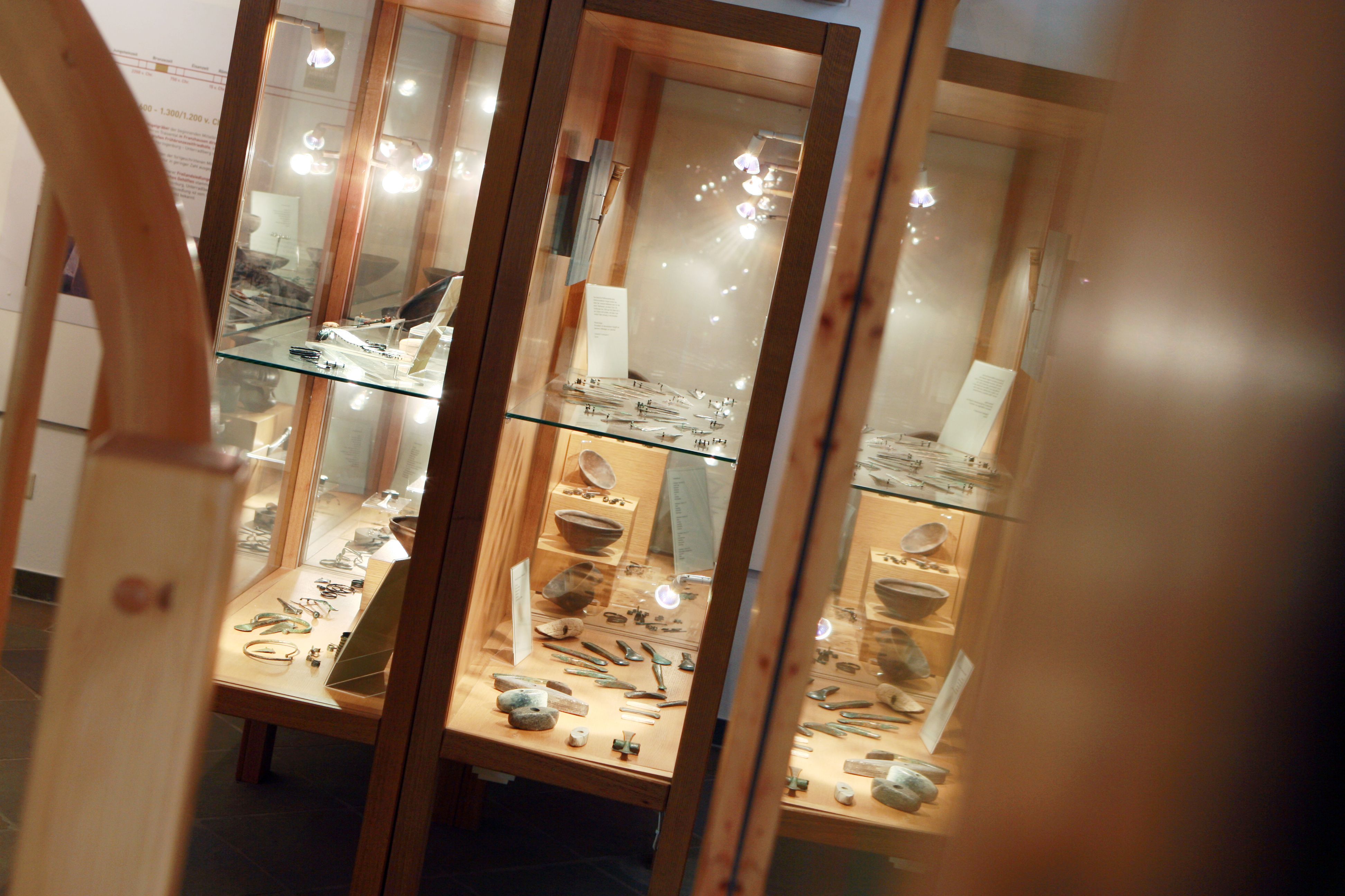 Vitrine im Urzeitmuseum mit prähistorischen Artefakten.