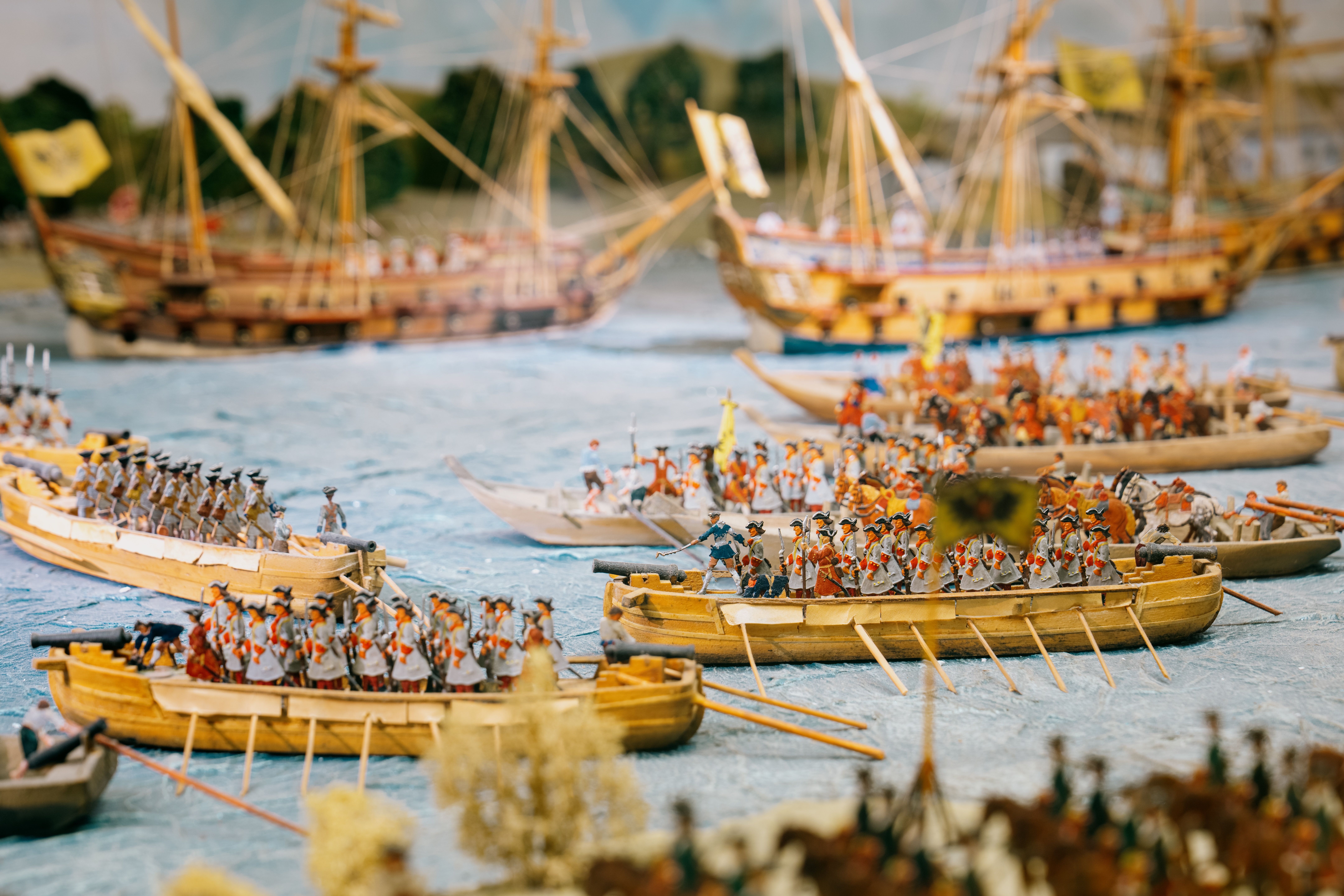 Detailaufnahme von Zinnfiguren, die eine historische Seeschlacht darstellen.
