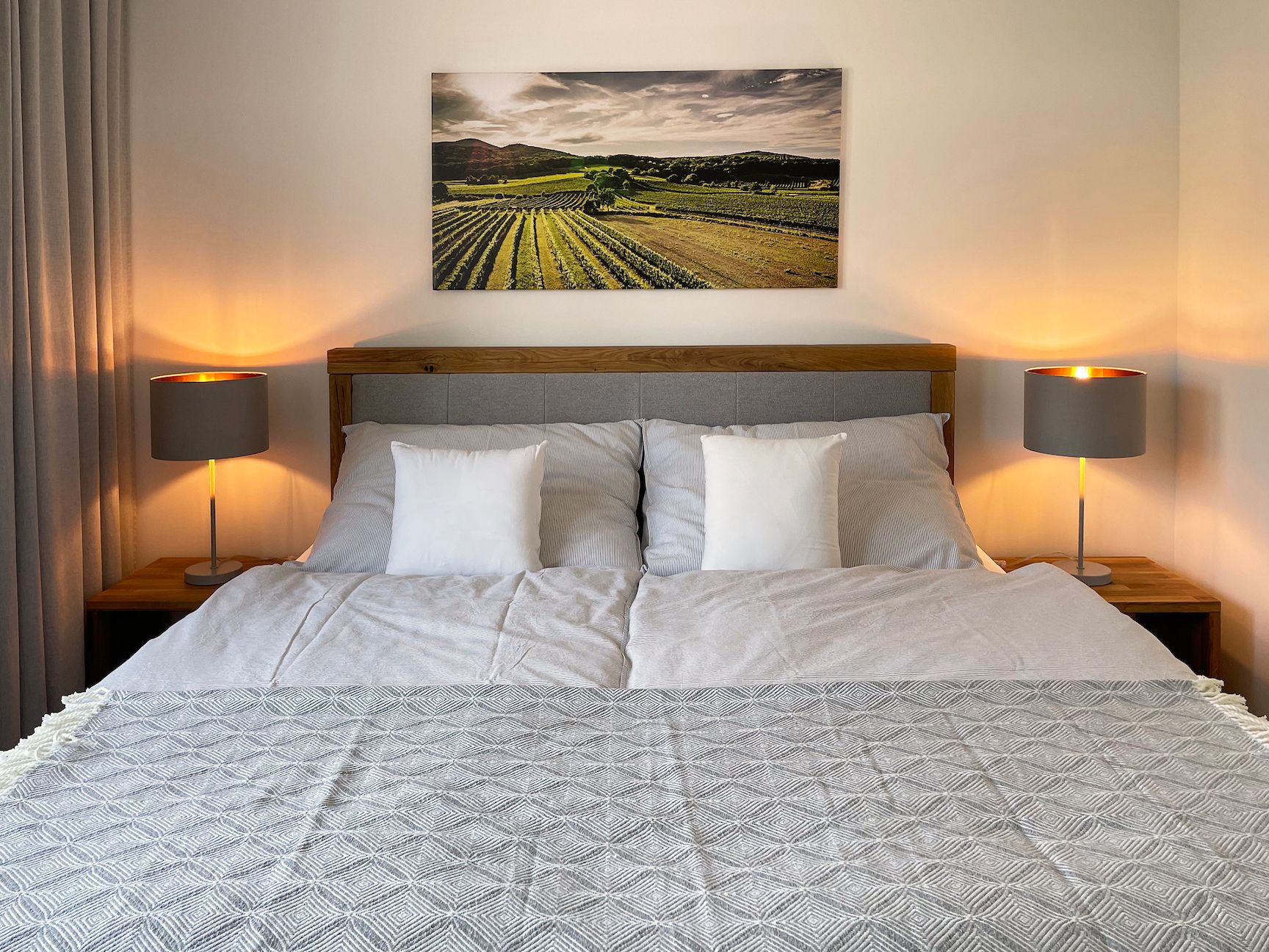 Boxspringbett im Schlafzimmer 2