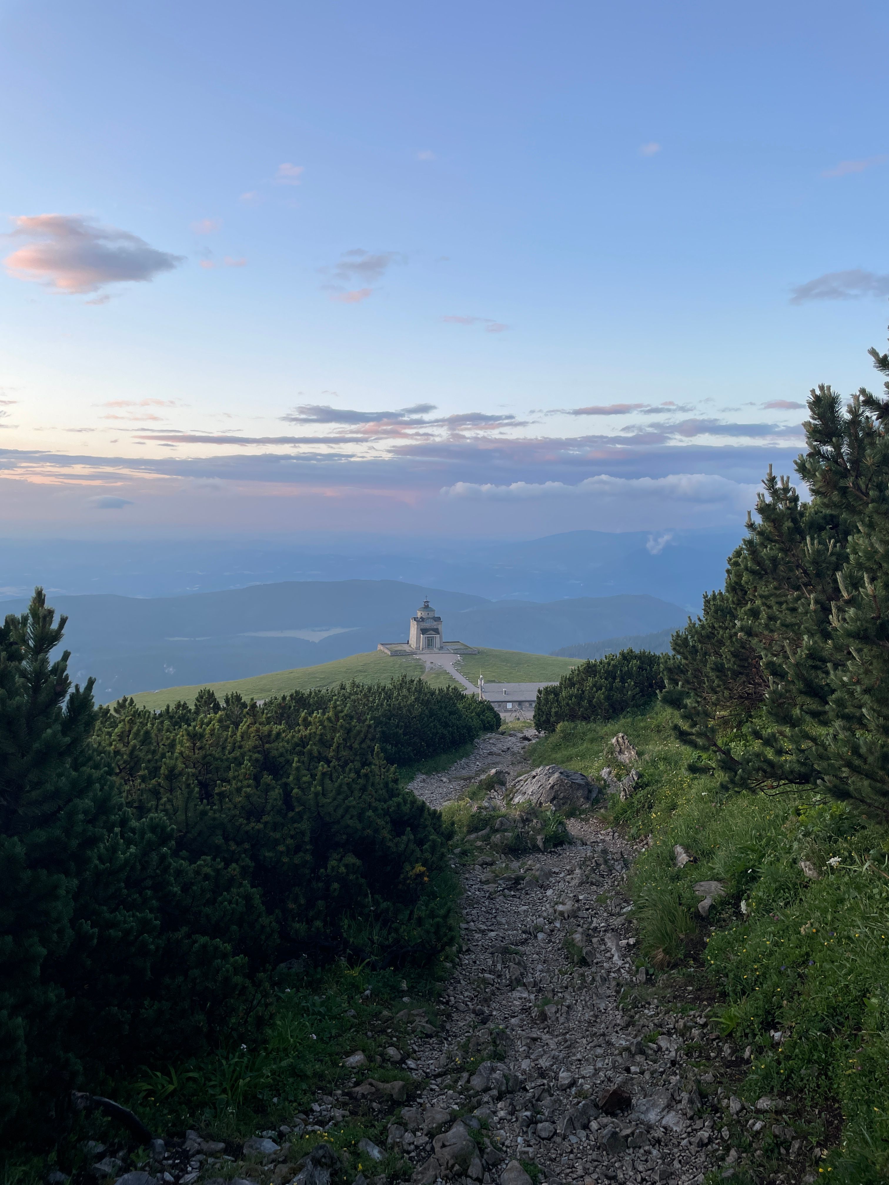 Blick auf einen Weg zum Elisabethkircherl am Schneeberg in Morgendämmeru