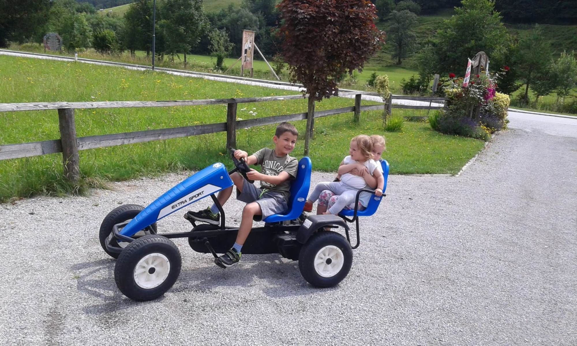 Kinder mit Go-Karts