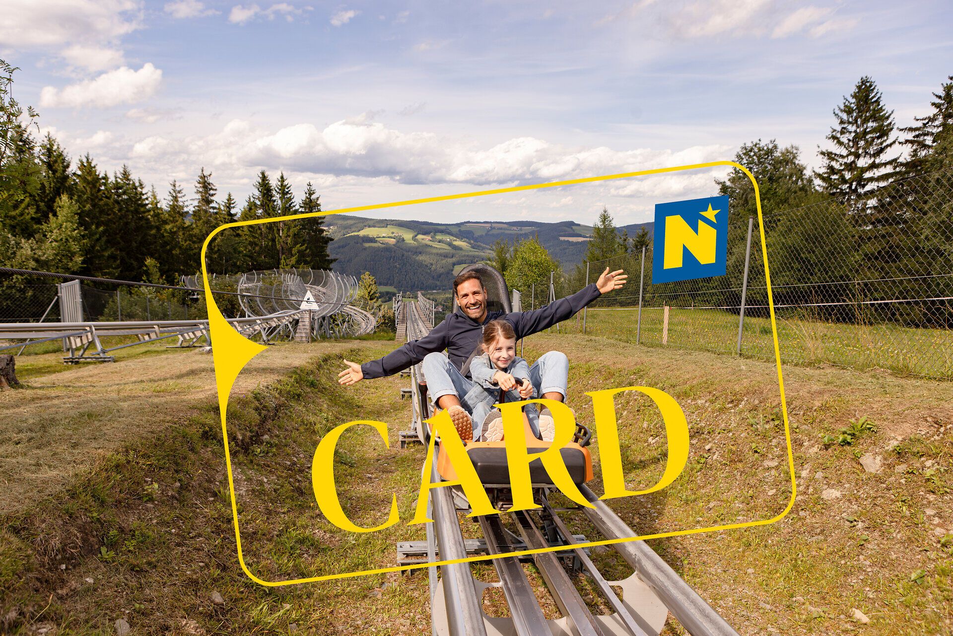 Ein fröhliches Abenteuer erwartet Familien auf der Sommerrodelbahn, wo der Wind durch die Haare weht und das Lachen der Kinder die Luft erfüllt. Umgeben von der malerischen Natur, bietet dieser Ort unvergessliche Momente voller Spaß und Freude.