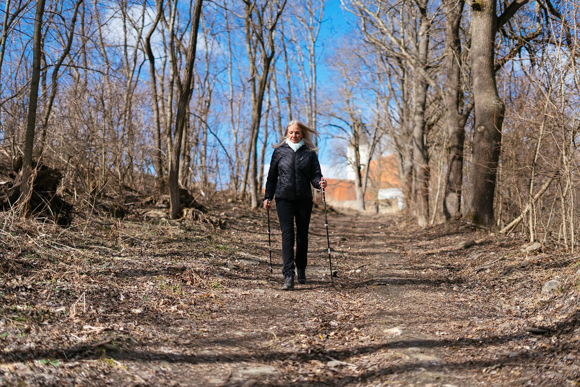 Gini Czernin beim Nordic Walking am Gelände des Kloster Pernegg