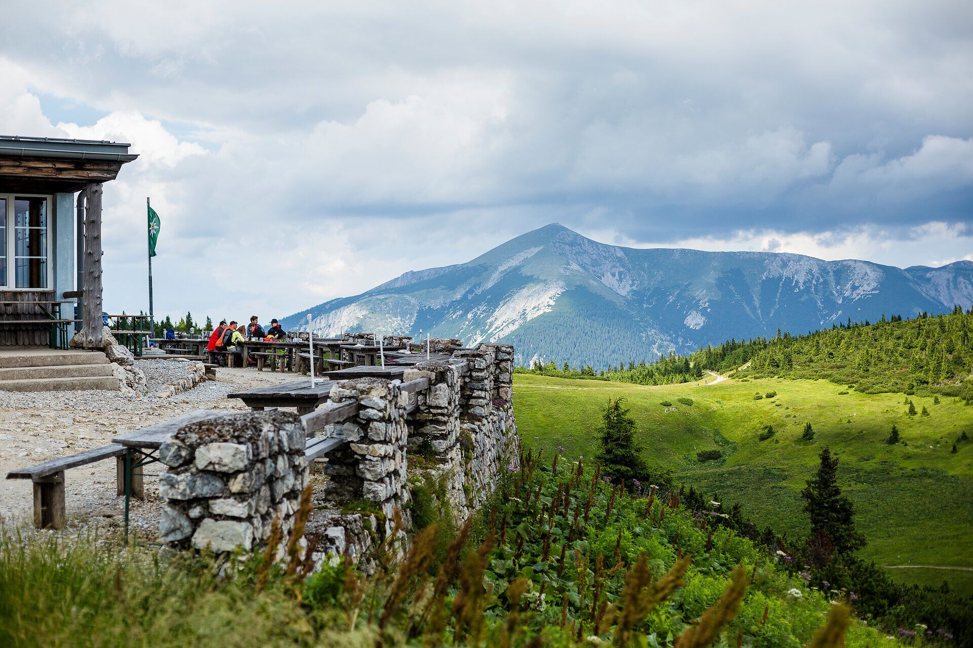 Die sanften Hügel und majestätischen Berge laden zu unvergesslichen Wanderungen ein. Hier, wo die Natur in voller Blüte steht, genießen die Besucher die frische Bergluft und die atemberaubenden Ausblicke auf die umliegende Landschaft. Ein wahres Paradies für Naturliebhaber und Erholungssuchende.