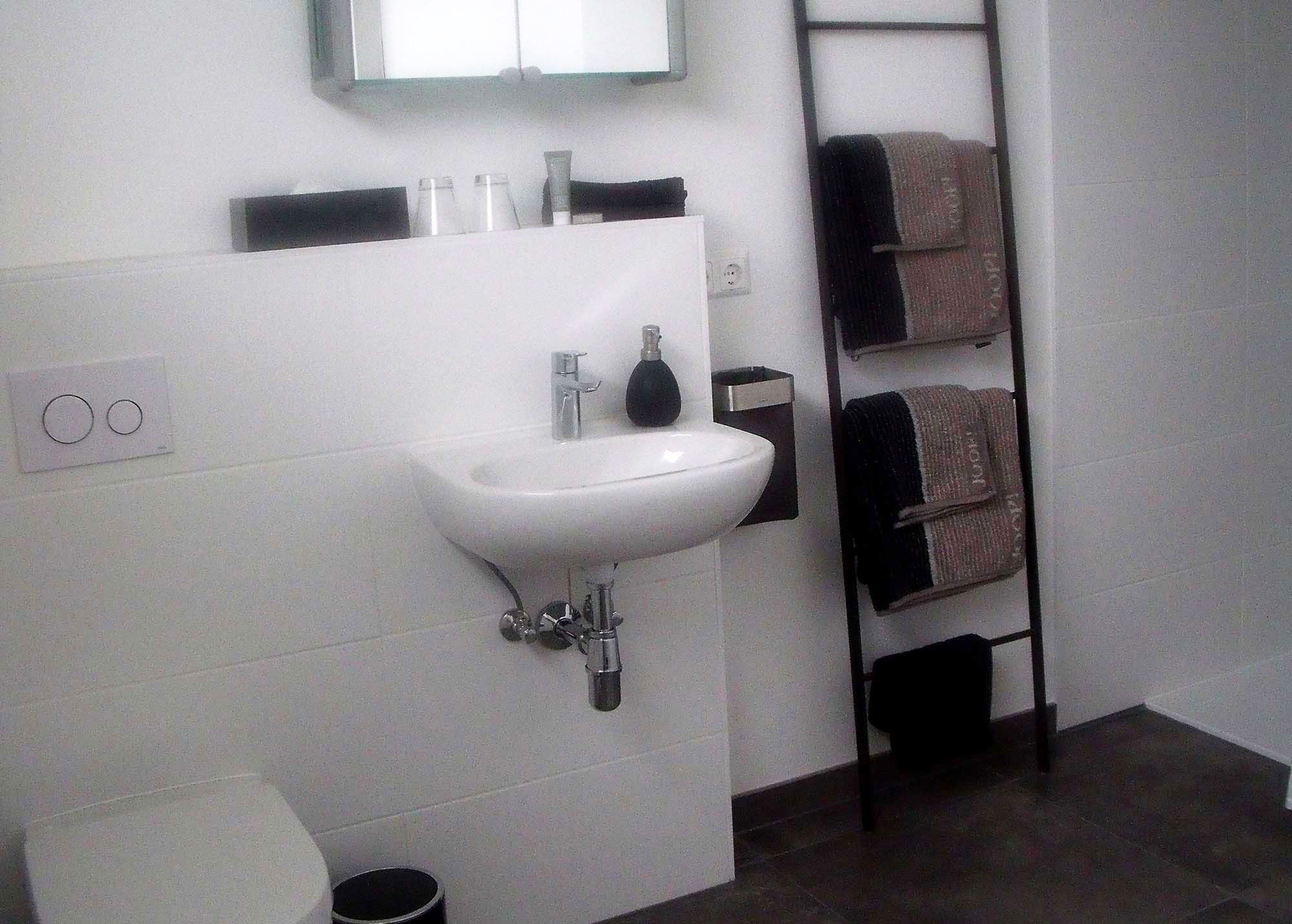 Bad mit Dusche, WC