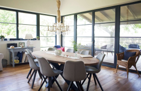 Wohnzimmer im 5er-Haus Esstisch, Rohrau