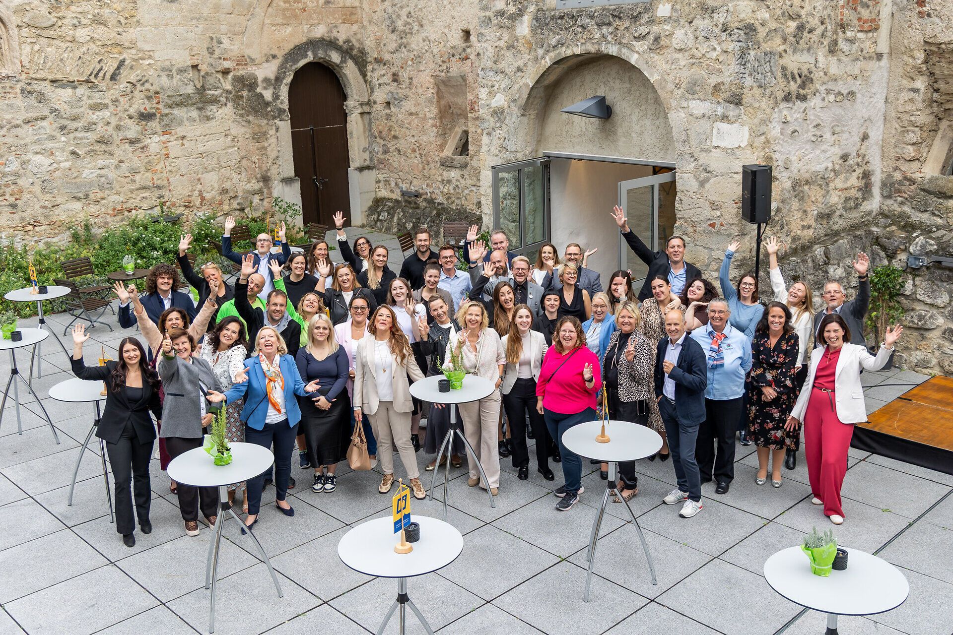 Gruppenfoto der Top Partner des Convention Bureau Niederösterreich im UNIQA Burghof der Burg Perchtoldsdorf.