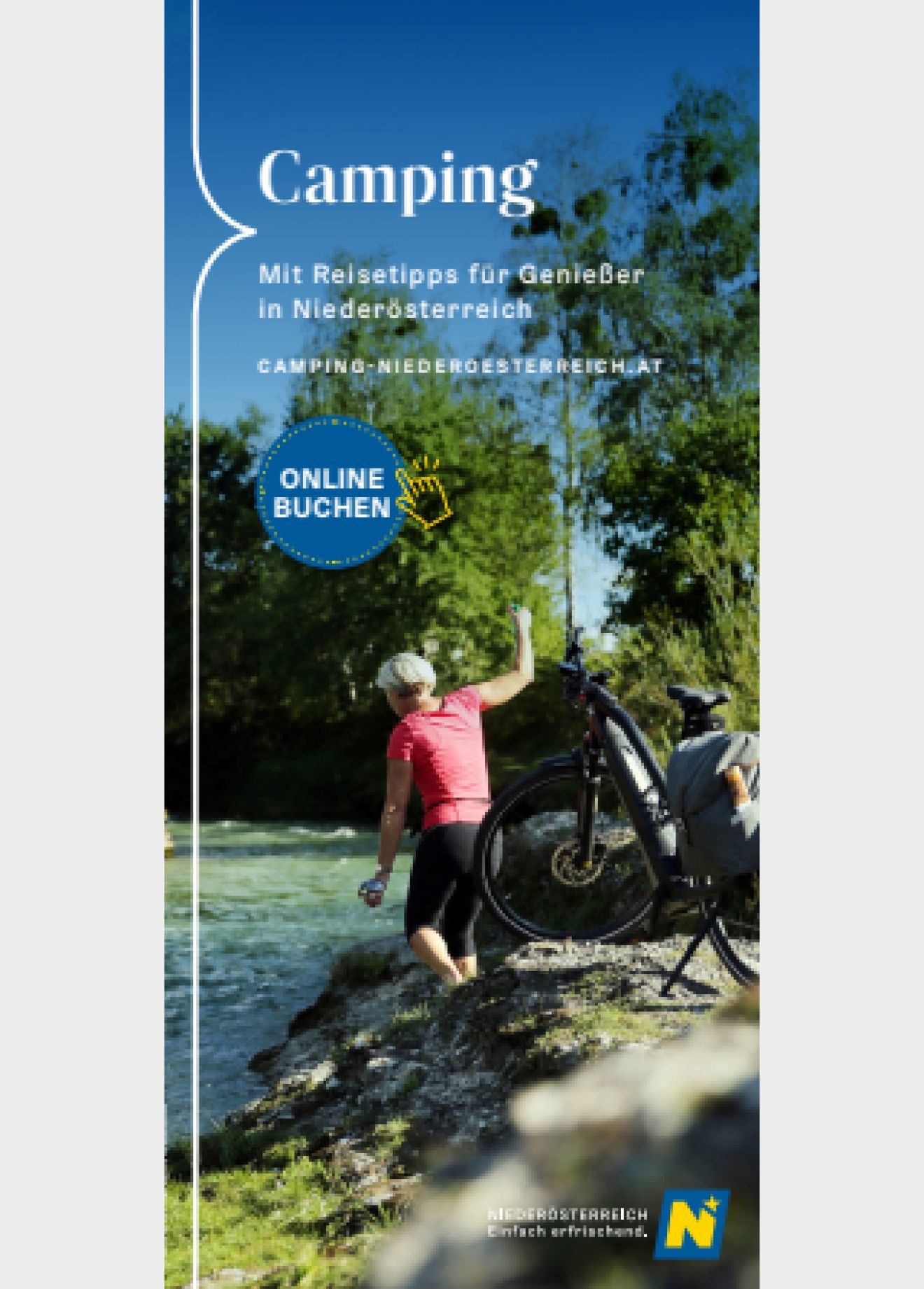 Cover der Camping-Karte. Abgebildet ist eine radfahrende Person, die Pause macht und mit ersten Schritten in einen Fluss Abkühlung sucht. 