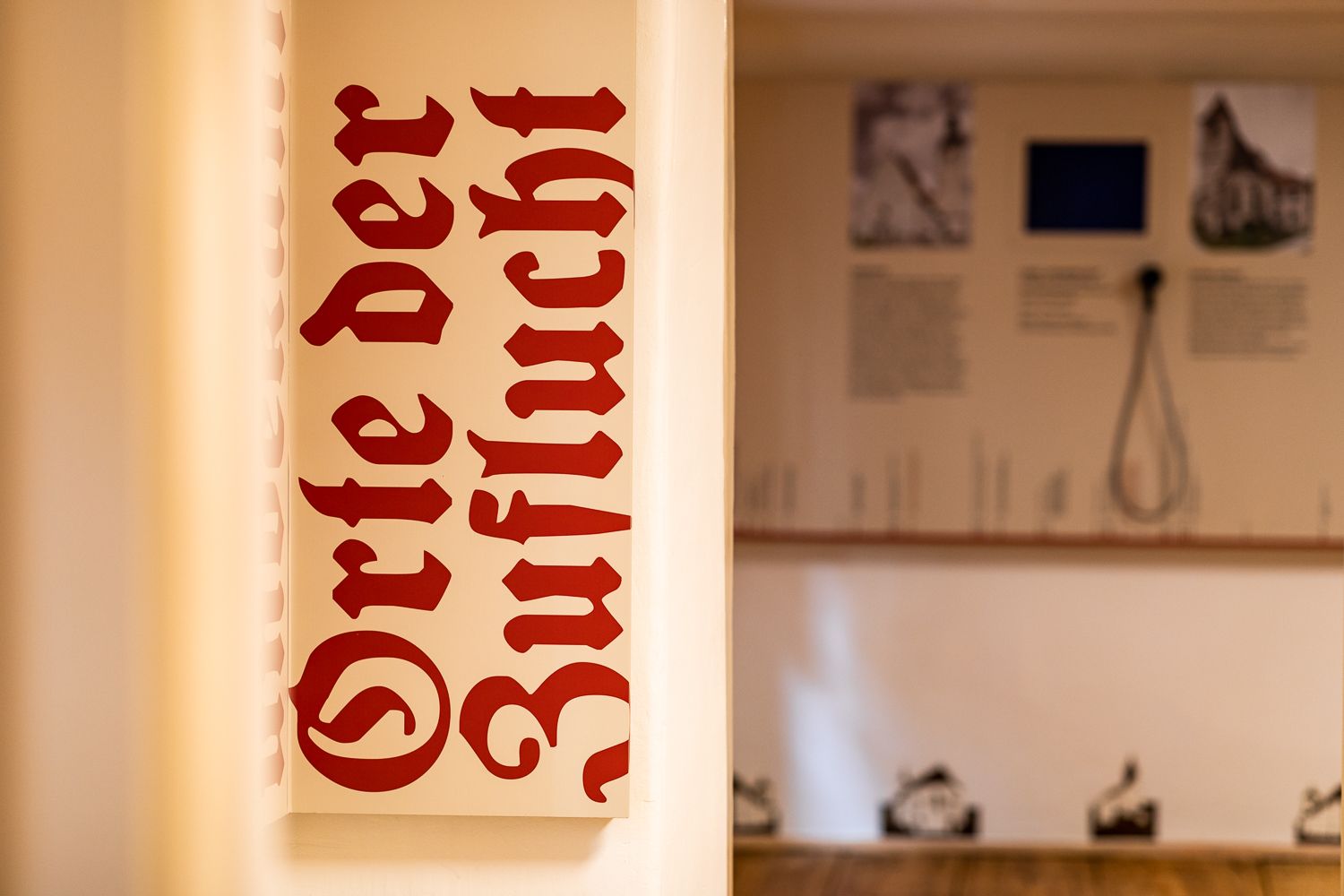 Ein Schild mit der Aufschrift 'Orte der Zuflucht' in der Ausstellung.