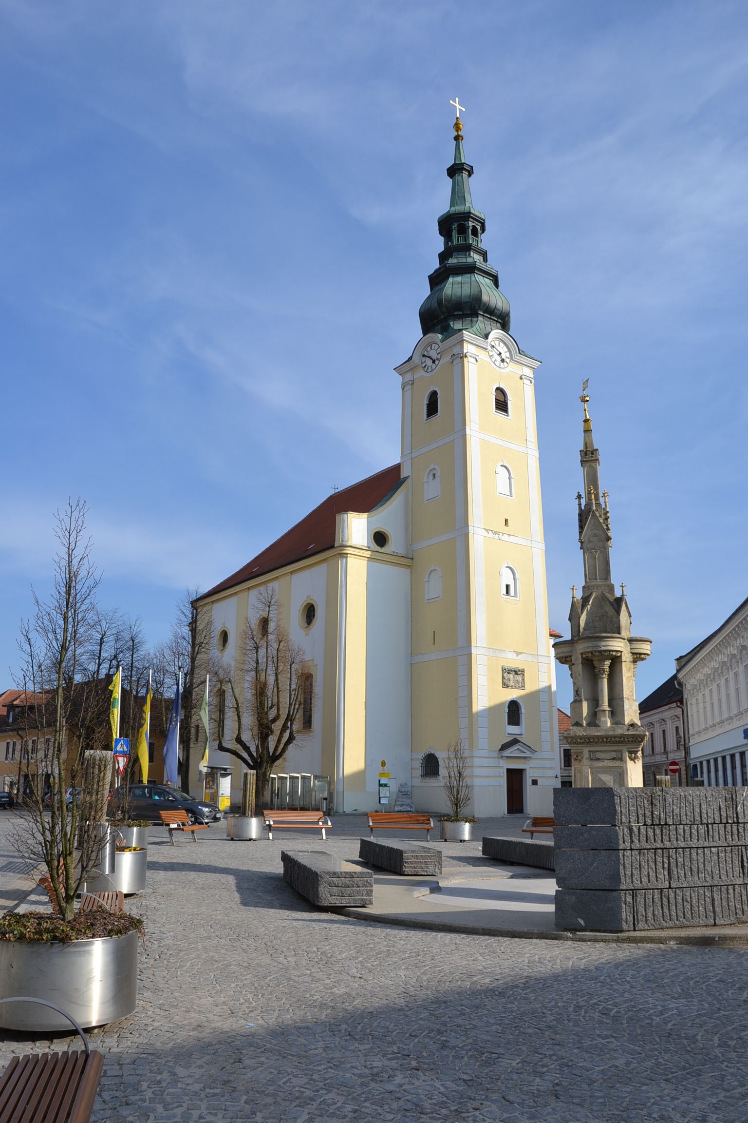 Kirche mit Turm und Platz in Gföhl, Österreich.