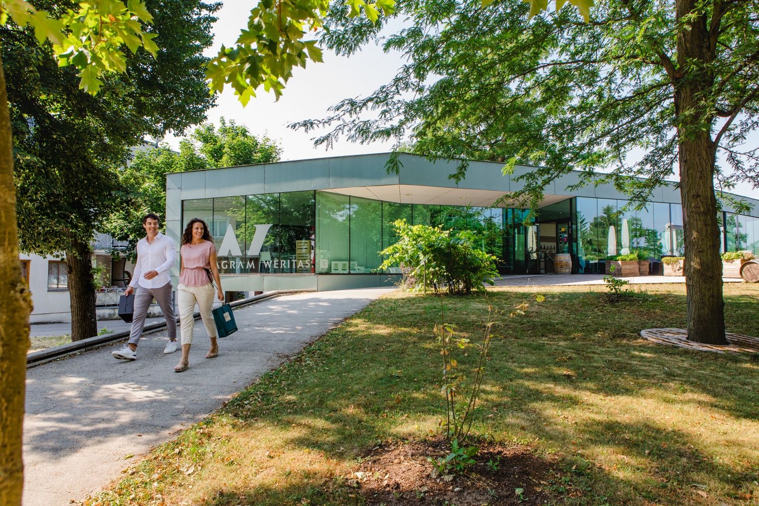 Pärchen vor der Gebietsvinothek, mit Einkäufen in der Hand.