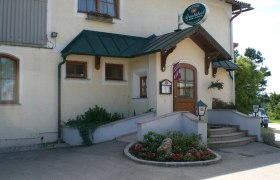 Eingang einer Frühstückspension mit Schild 'Almstüberl'.