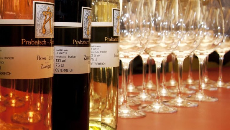 Weine vom Winzergut Prabatsch-Aichinger, © Winzergut Prabatsch-Aichinger Weinflaschen und Gläser auf einem Tisch.