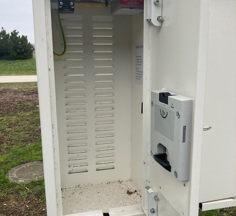 Offene E-Bike Ladestation im Freien mit leerem Innenraum.