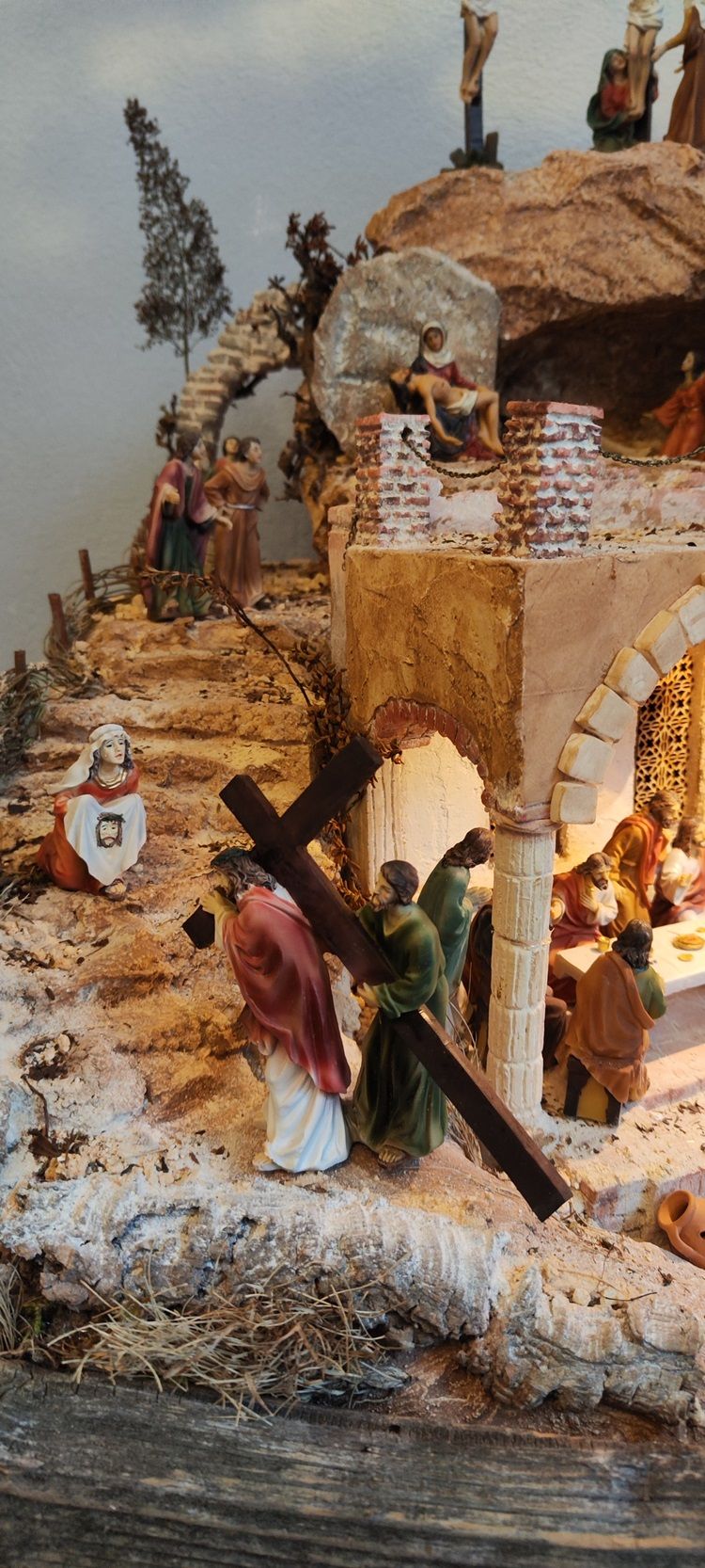 Szene einer Passionskrippe mit Figuren, die den Kreuzweg darstellen.
