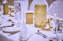 Festlich gedeckter Tisch in Gold und Weiss im Schloss Luberegg