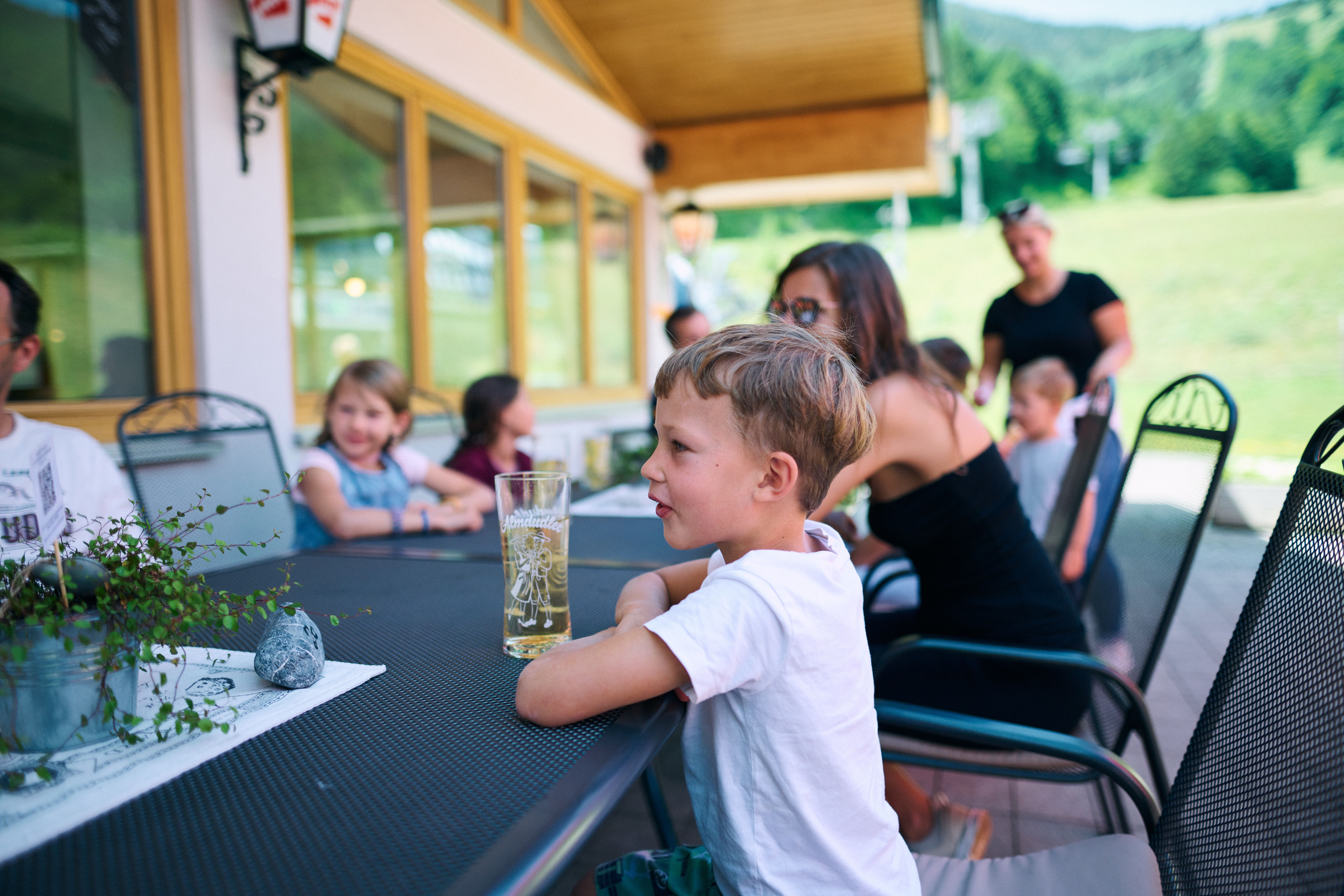 Familie stärkt sich auf der Terasse Lahning-inn