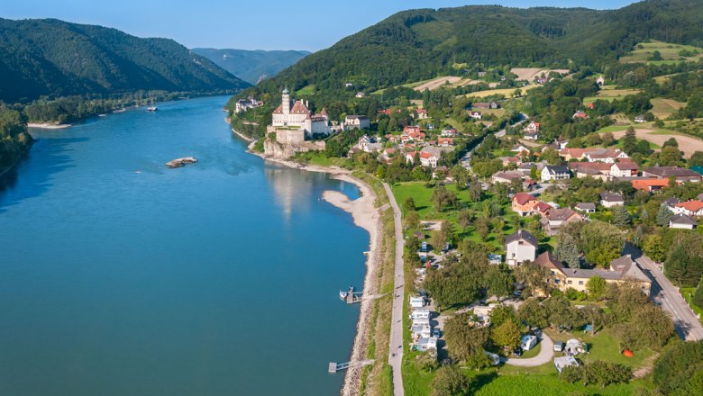 Luftaufnahme von Sch&ouml;nb&uuml;hel an der Donau mit Schloss und umliegender Landschaft.