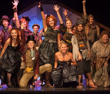 Theatergruppe in bunten Kost&uuml;men auf der B&uuml;hne des Stadttheaters M&ouml;dling.