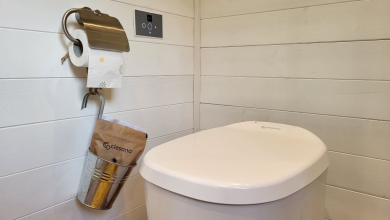 Wasserloses Clesana-WC mit Beutelverschwei&szlig;ung in einem Raum mit Holzverkleidung.