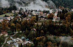 Umgeben von sanften Hügeln und dichten Wäldern, entfaltet sich hier eine malerische Landschaft, die zum Verweilen einlädt. Die sanften Nebelschwaden verleihen der Szenerie eine mystische Atmosphäre, während die bunten Herbstblätter in warmen Tönen leuchten. Ein wahres Paradies der Blicke, das die Herzen von Naturliebhabern höher schlagen lässt.