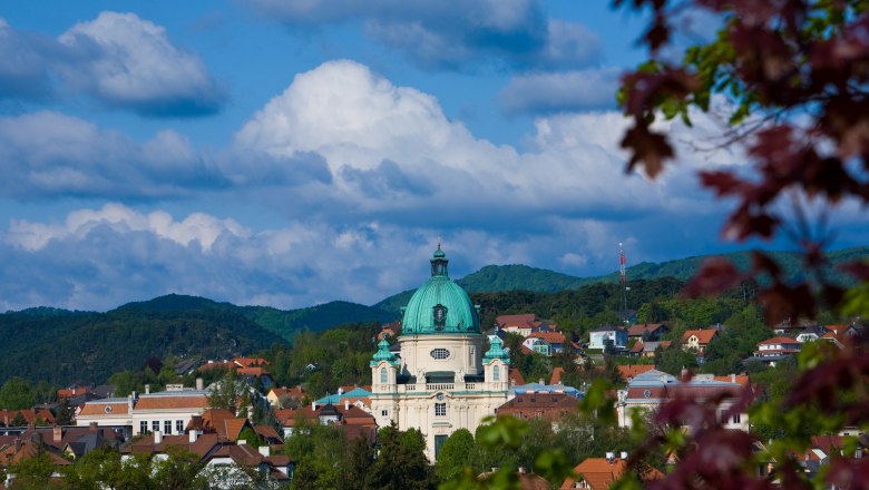 Stadtansicht von Berndorf mit Kirche und H&uuml;geln im Hintergrund.