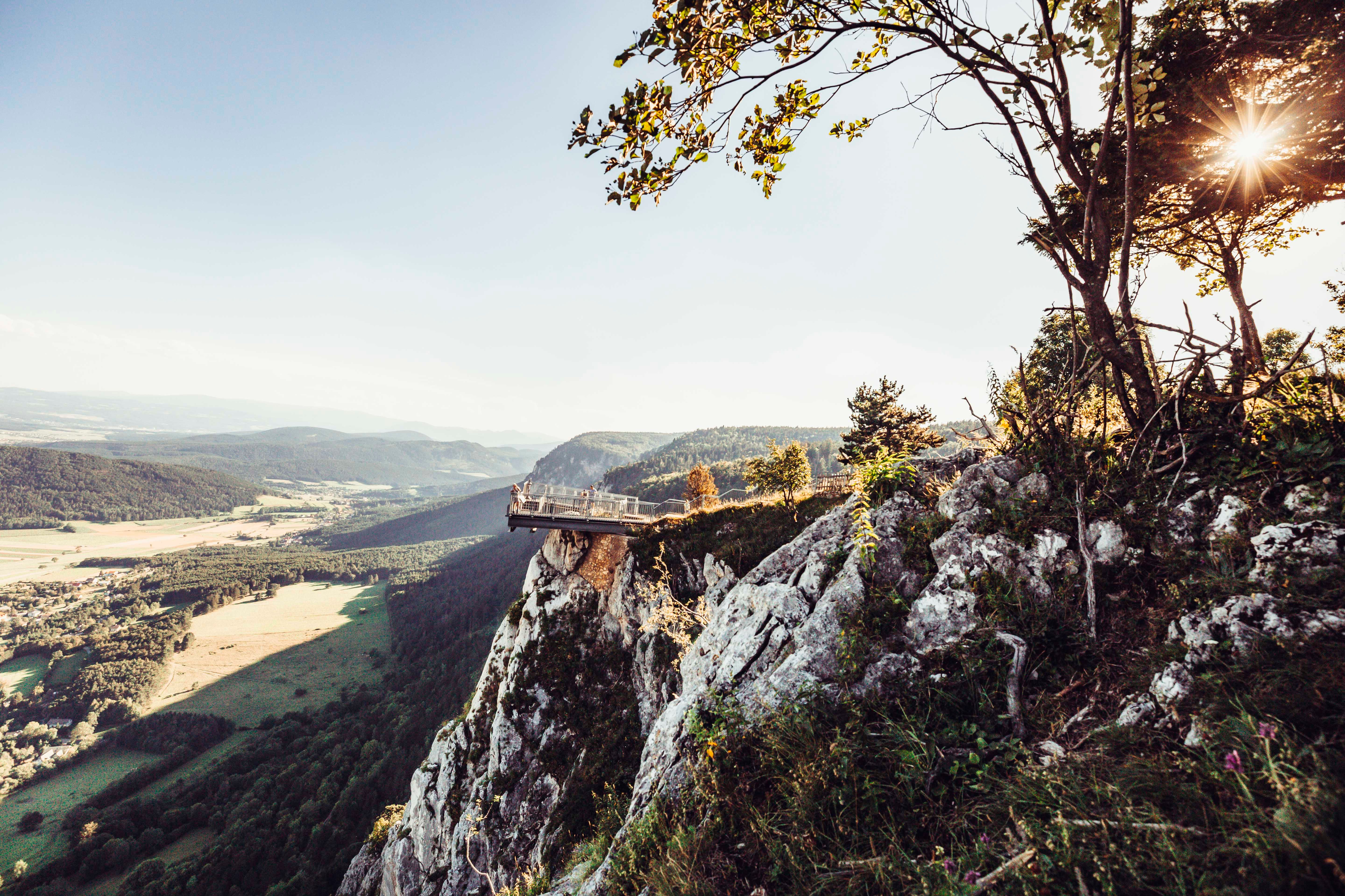 Aussichtsplattform im Naturpark Hohe Wand mit Blick auf die umliegende Landschaft.