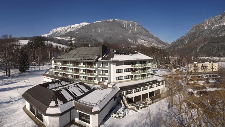 Parkhotel Hirschwang, © Parkhotel Hirschwang Parkhotel Hirschwang im Winter mit schneebedeckten Bergen im Hintergrund.