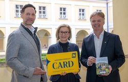 Klemens Wögerer, Johanna Mikl-Leitner und Michael Duscher präsentieren die Niederösterreich-CARD und das Ausflugsziele-Booklet der Saison 2026.