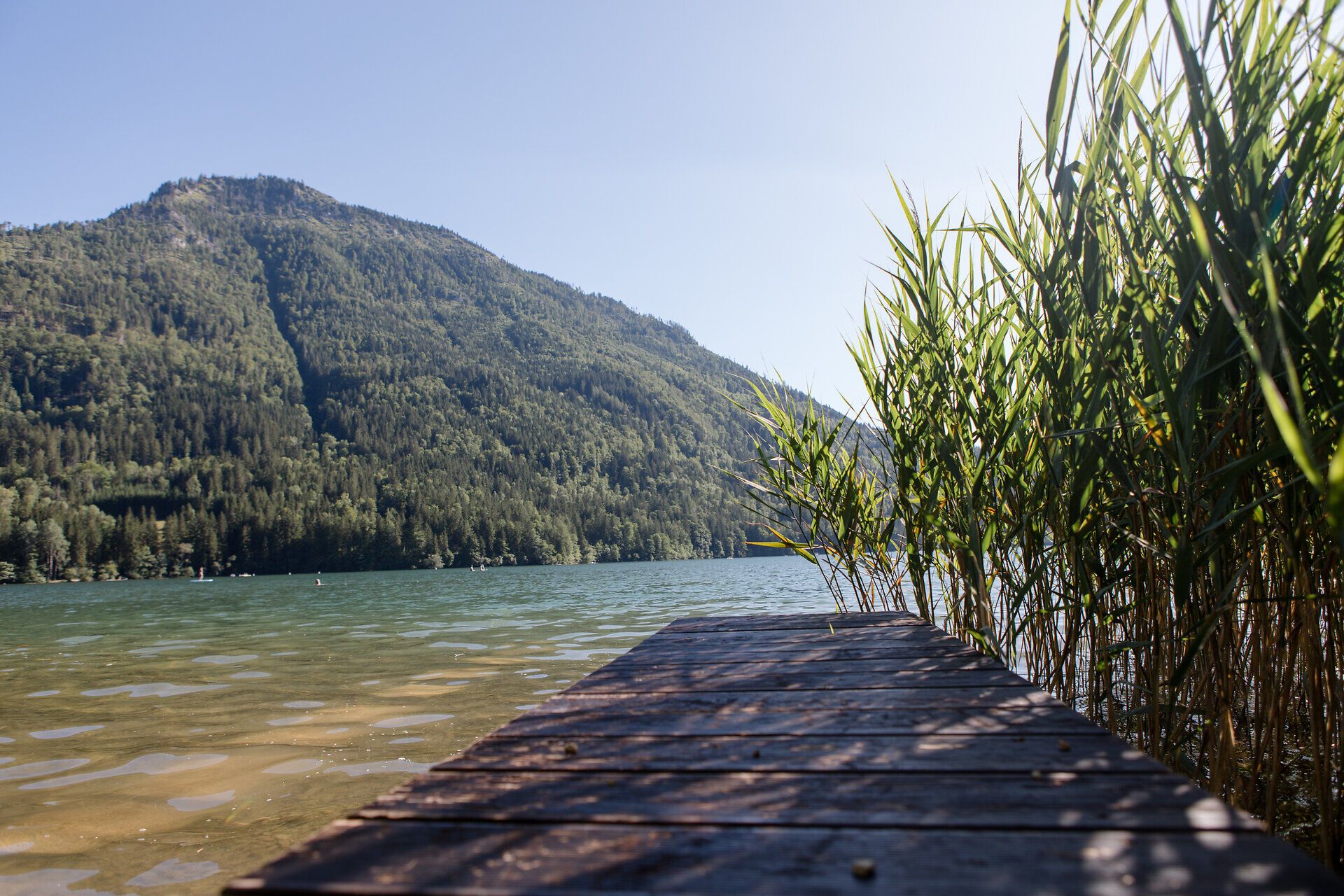 Modernes Haus mit Berg im Hintergrund an einem sonnigen Tag.
