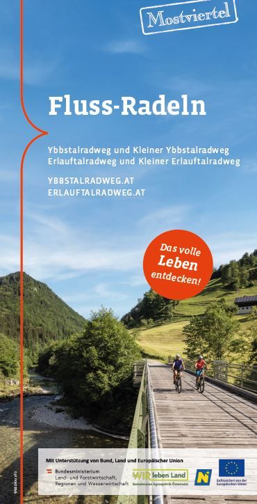 Coverbild: 2 Radfahrende fahren über eine Holzbrücke, unter ihnen fließt der Fluss.